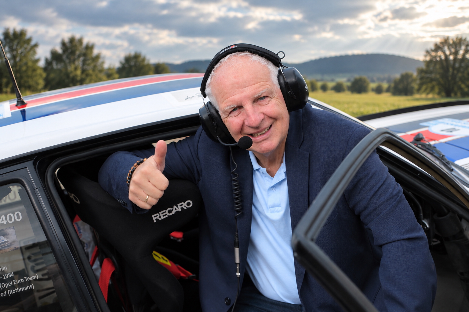 Theo Bergauer mit Headset im Cockpit