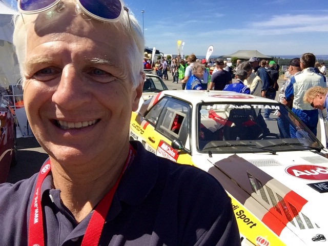 Persönlicher Rallye-Moment von Theo Bergauer vor einem historischen Audi