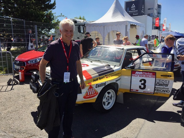 Theo Bergauer vollständig neben einem historischen Audi-Rallyefahrzeug